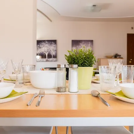 Spacious In The Center Apartament *